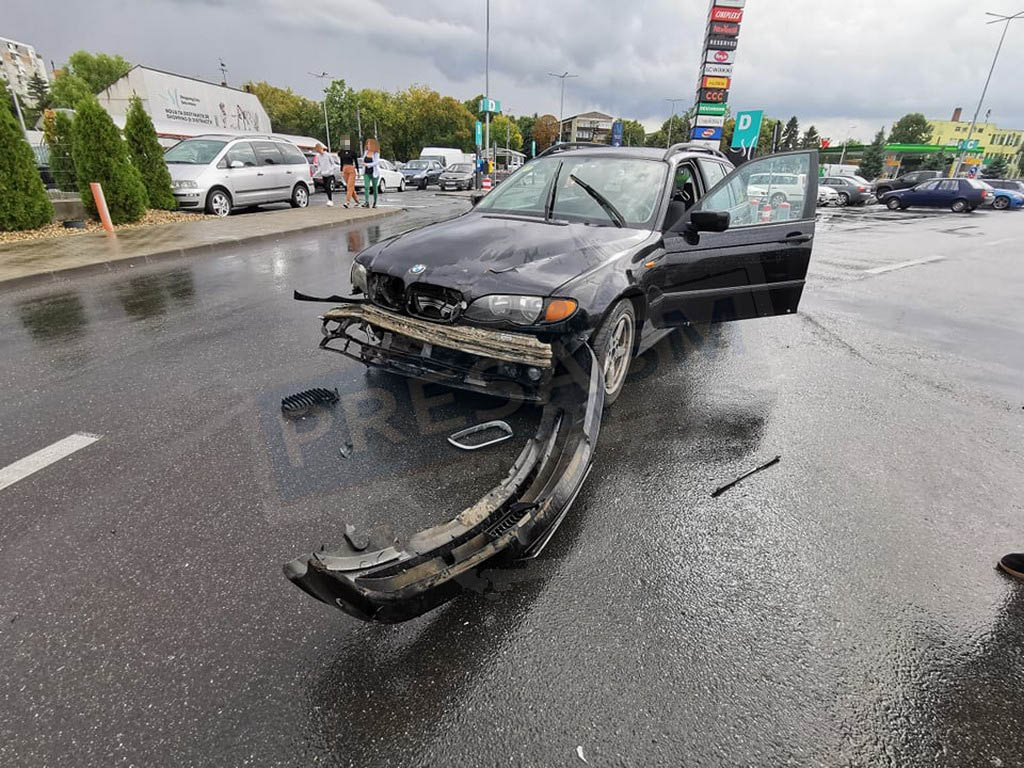 FOTO. Două șoferițe au făcut un accident în parcarea de la mall. Într-una dintre mașini se aflau și copii