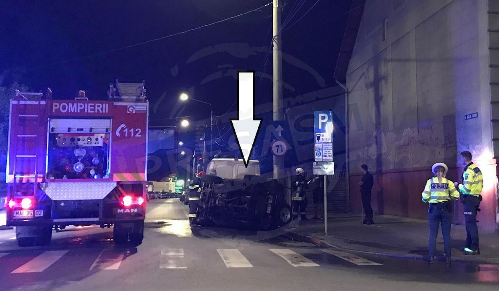 FOTOGALERIE. Un tânăr șofer beat s-a răsturnat cu mașina în Satu Mare. S-a oprit în stâlp