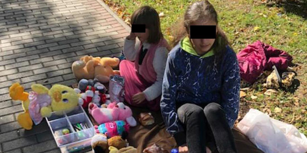 FOTO. Surori, cu lacrimi în ochi, silite să-şi vîndă jucăriile „ca să achite mama facturile“