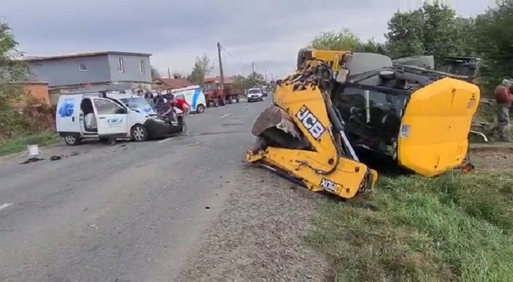 FOTO/VIDEO. Accident cu victimă între o autospecială DIGI și un excavator, în județul Satu Mare