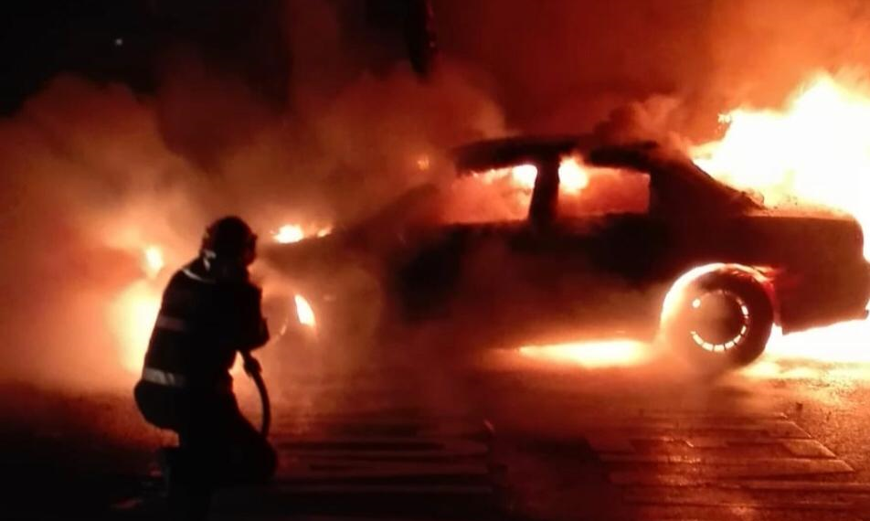 Reglare de conturi în municipiul Satu Mare. Mașină incendiată astăzi în Cartierul Micro 14