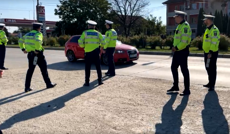 A furat o mașină și a plecat la plimbare prin oraș. Adolescentul (17 ani), prins de polițiștii sătmăreni