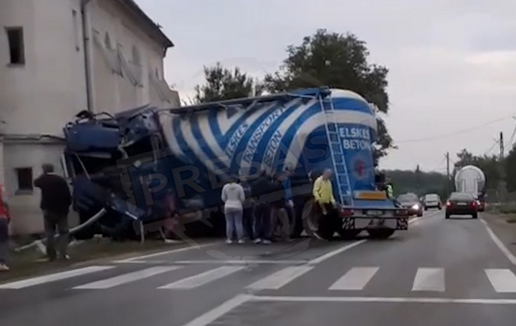 VIDEO. TIR oprit într-o biserică, în județul Satu Mare. Capul tractor, făcut praf