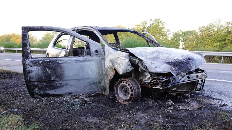 Kigyulladt egy romániai autó az M5-ös autópályán