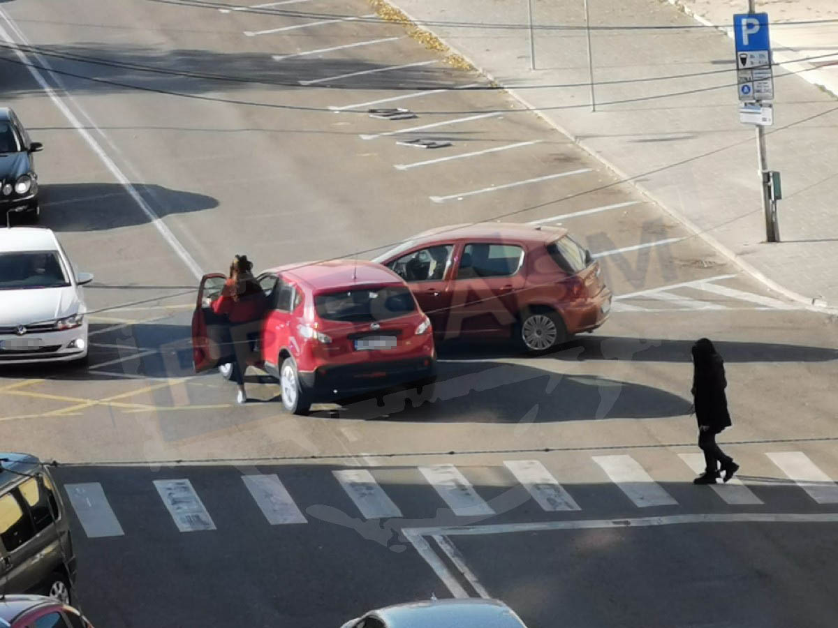 FOTOGALERIE. Accident produs de două șoferițe lângă Casa de Modă, în centrul municipiului Satu Mare