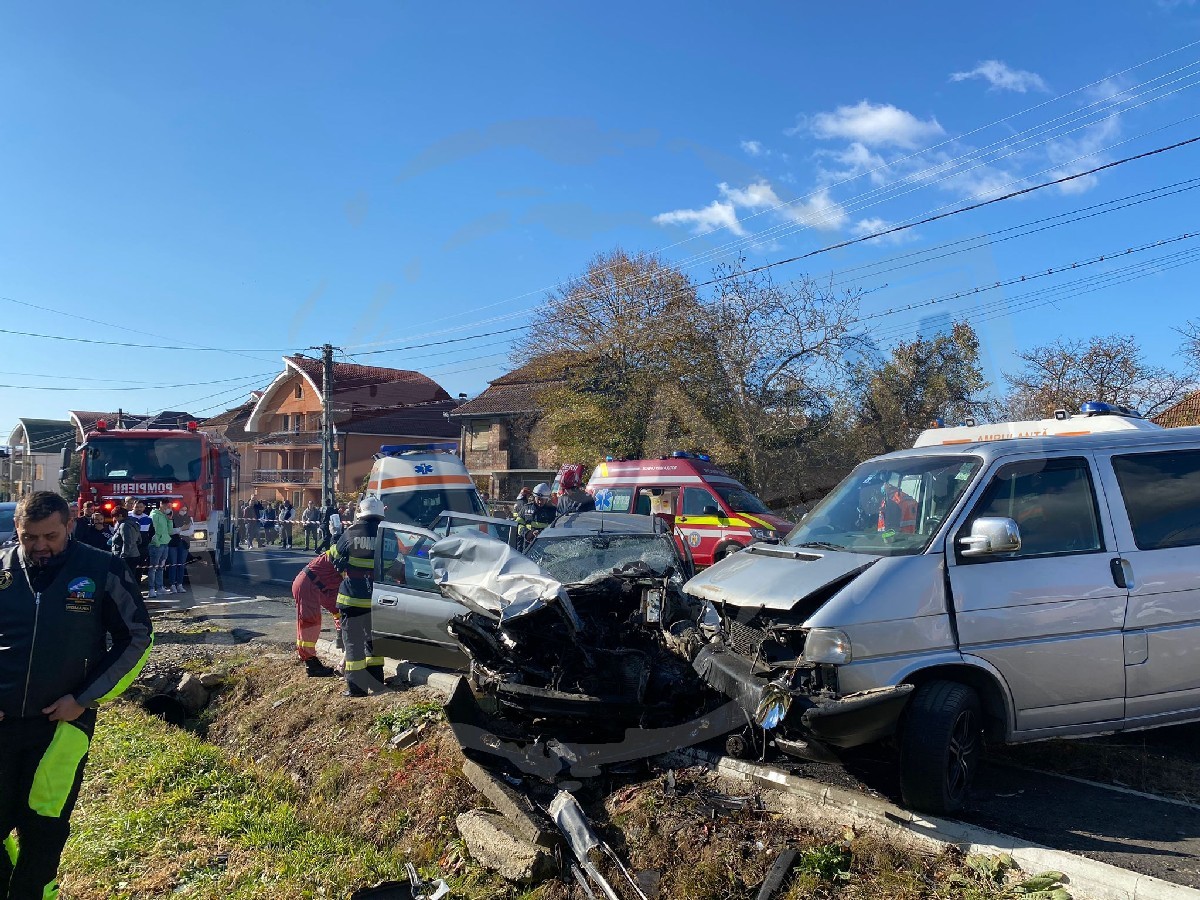FOTO. Accident frontal în județul Satu Mare! 2 persoane resuscitate, alte 3 rănite grav