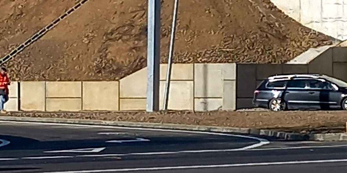 FOTO. Primul accident pe centura municipiului Satu Mare. Stâlp lovit de o mașină