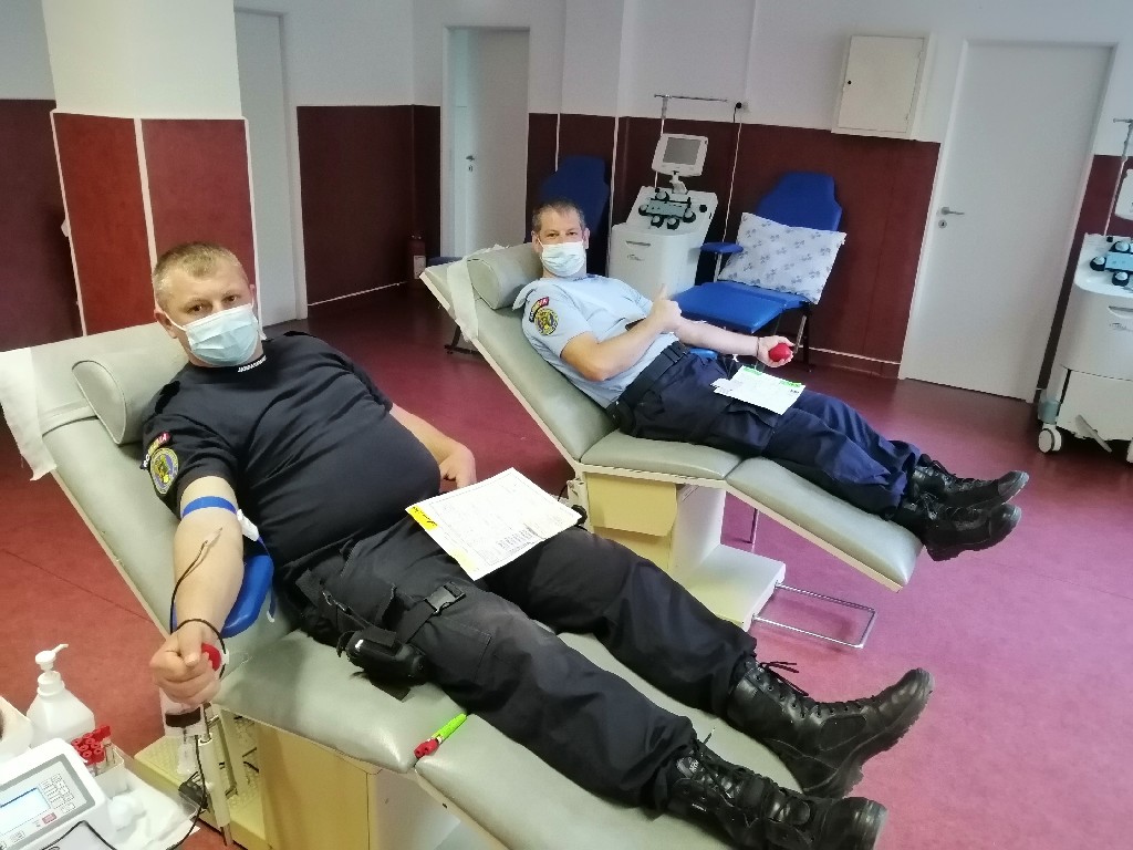FOTO. Jandarmi generoși! Au donat sânge și alimente pentru familia unei adolescente grav bolnave