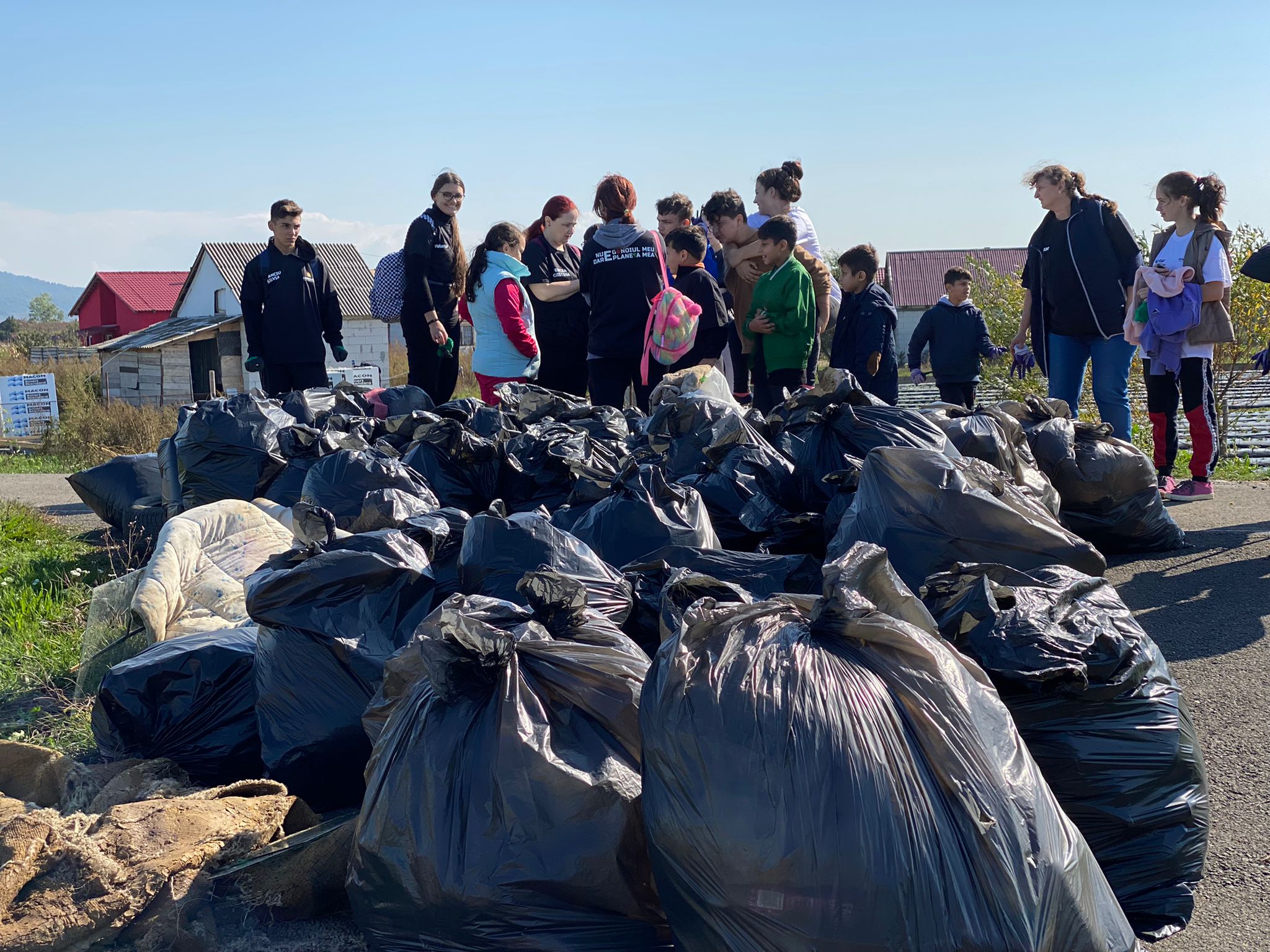 FOTO. SamCivica, cu zeci de voluntari, a igienizat zona râului Tur. Educație pentru tânăra generație