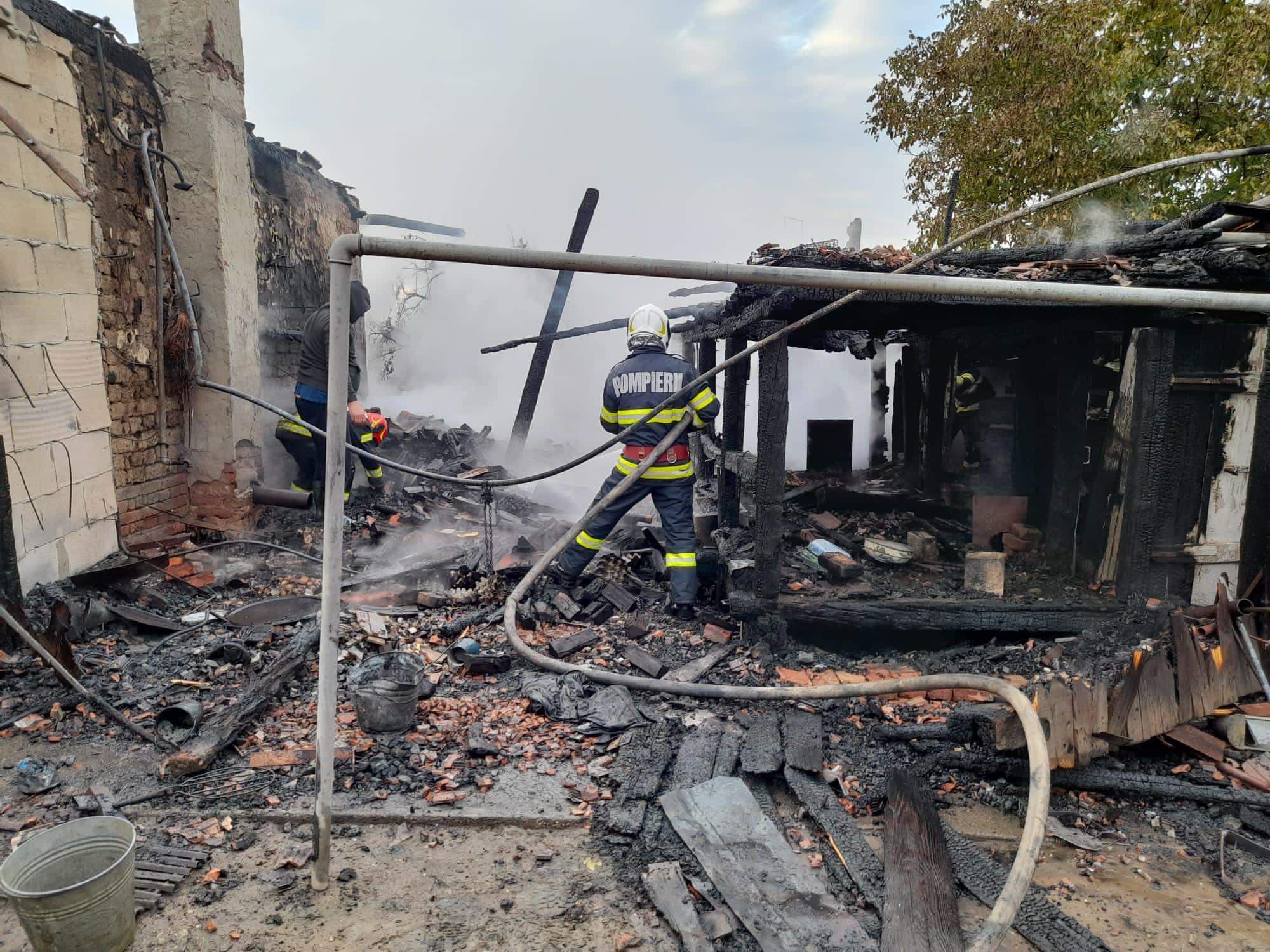 FOTOGALERIE. Incendiu, cu zeci de animale moarte. Au intervenit inclusiv primarul și viceprimarul