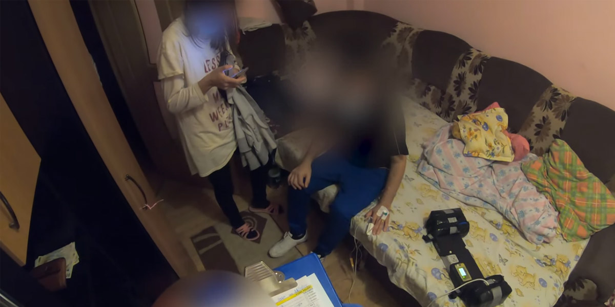 VIDEO. Intervenție SMURD la pacient cu COVID-19. Bărbatul de 37 de ani, nevaccinat, acuză dureri groaznice
