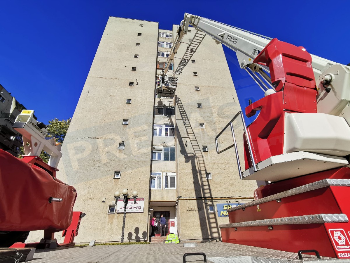 FOTOGALERIE. Intervenție la mare înălțime a pompierilor, în centrul Sătmarului