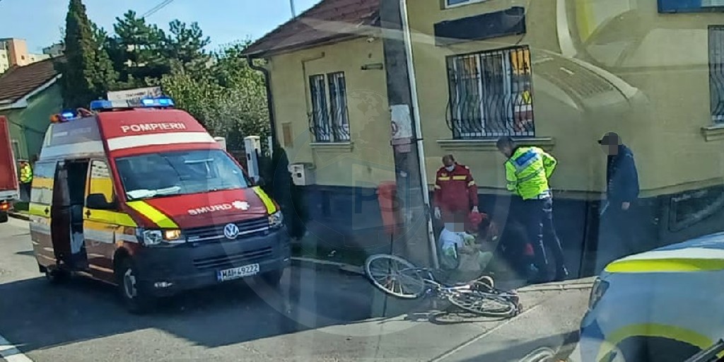 FOTOGALERIE. Biciclistă acroșată de un camion, în municipiul Satu Mare