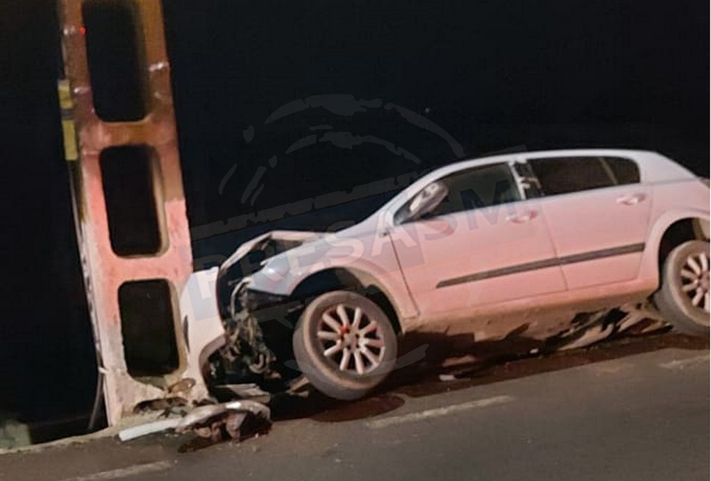 FOTO. Un profesor, beat pulbere, s-a oprit cu mașina în stâlp, în județul Satu Mare