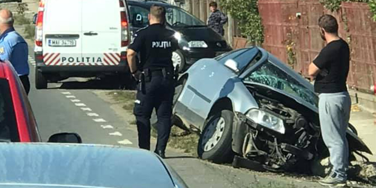 FOTO. Un sătmărean a intrat cu mașina într-un cap de pod. Accident cu două victime