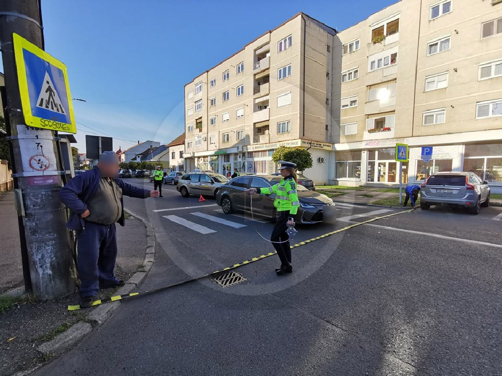 FOTOGALERIE. Accident în municipiul Satu Mare. Femeie lovită pe trecerea de pietoni
