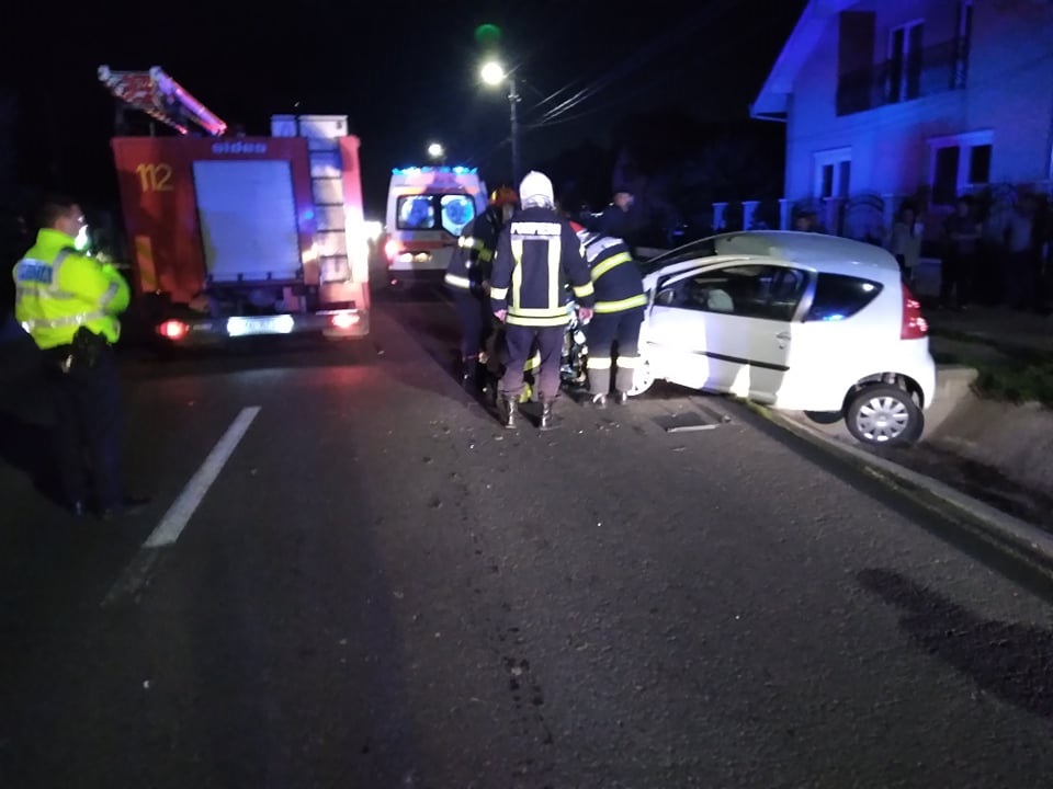 Accident grav în centrul orașului Negrești-Oaș. A oprit la trecerea de pietoni, dar a fost lovit de un ansamblu de vehicule