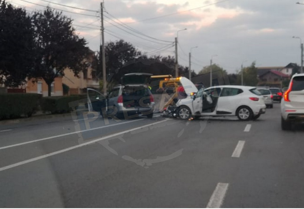 FOTO. Accident în municipiul Satu Mare. Mașină lovită în plin