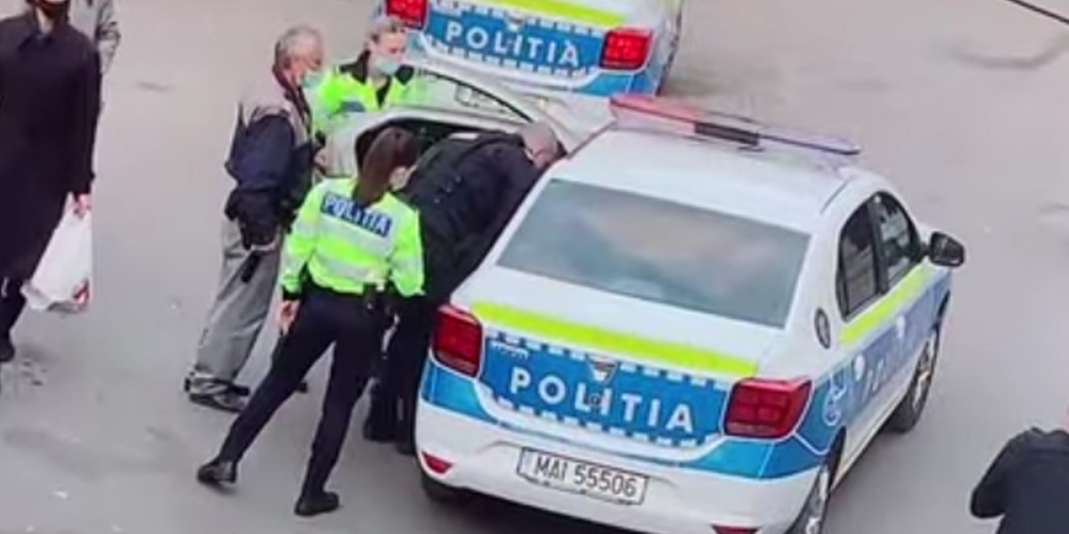 Supărați că au pierdut la păcănele, un sătmărean și fiul său l-au bătut pe barman