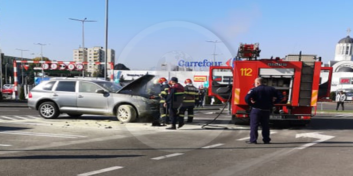 FOTO/VIDEO. Incendiu la un Porsche în parcarea Kaufland, pe Drumul Careiului