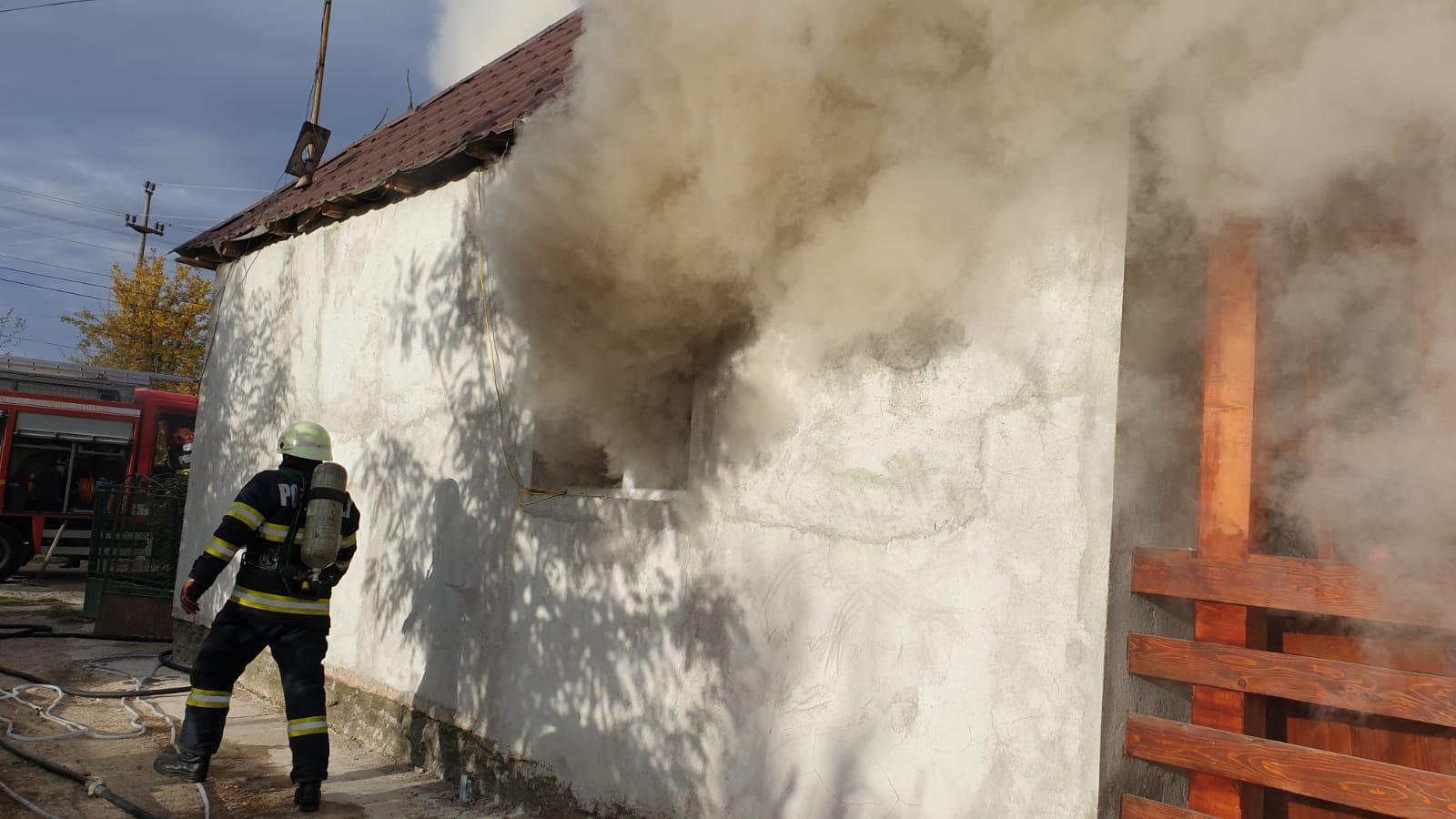 FOTO. Casă cuprinsă de flăcări, în județul Satu Mare. Totul a pornit de la un aparat anitrozătoare