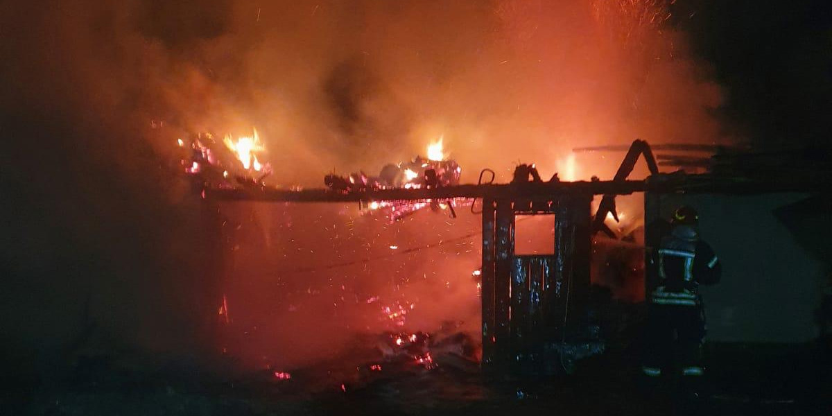 FOTO. O familie din județ, la un pas să rămână fără casă, în prag de iarnă. Pompierii au intervenit prompt