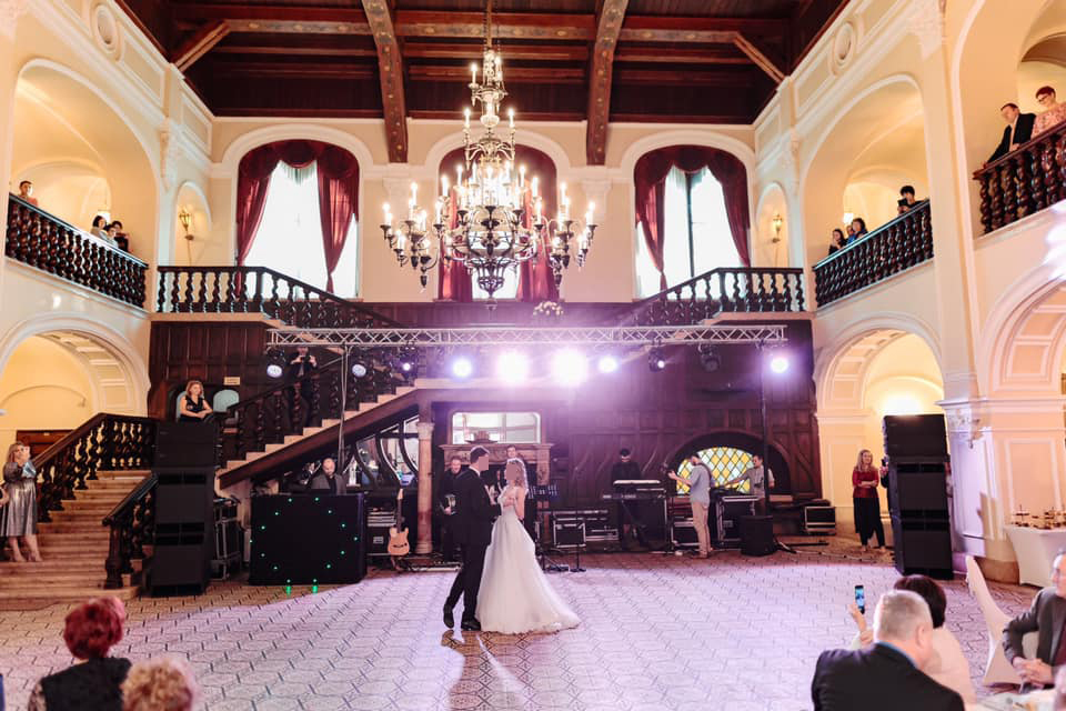 FOTOGALERIE. Nunți spectaculoase la Castelul din Carei. Chirie de mii de euro, mâncăruri rafinate, ambianță regală