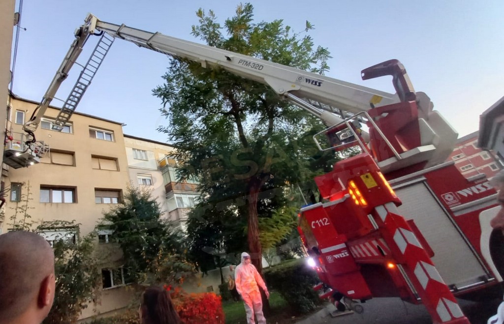 FOTO. Mobilizare a pompierilor în Micro 16! Au ridicat macaraua să intre pe geam, în combinezoane anti-COVID