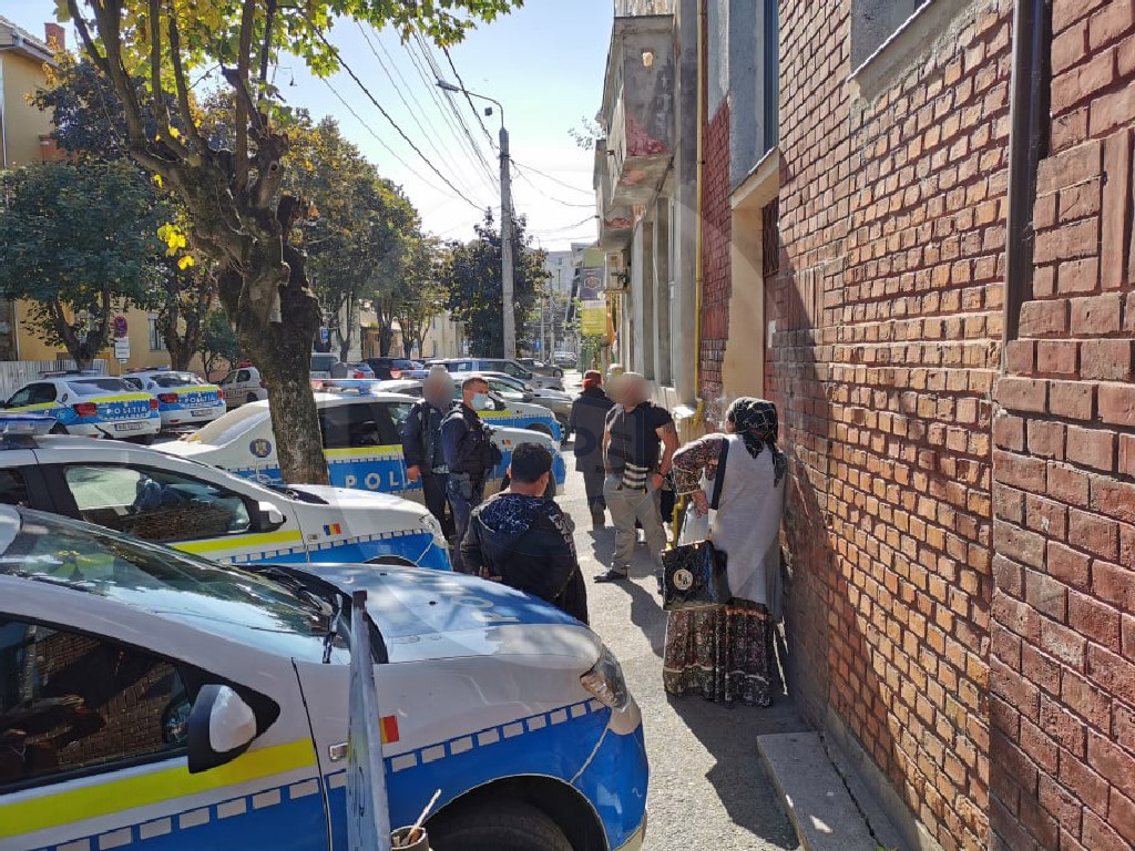 FOTO. Dosare penale după bătaia cruntă din Piața Mare. Femeie tăiată cu o coasă