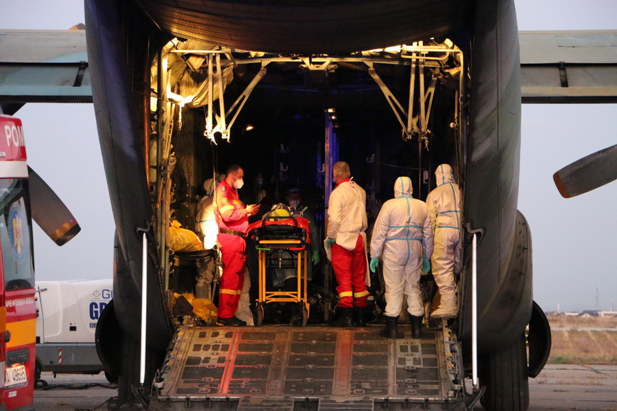 Katonai repülővel szállítottak Bukarestből Nagyváradra öt súlyos állapotban lévő koronavírusos beteget