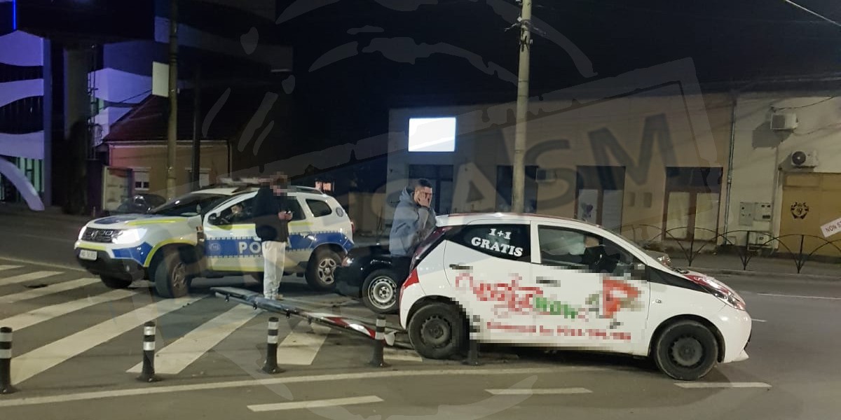 FOTOGALERIE. Accident în sensul giratoriu de la Burdea. Băiatul de la pizza a livrat ”pagube”