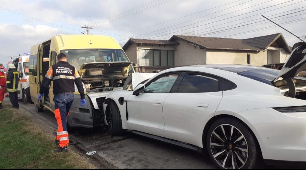 Tizenkilenc gyereket szállító iskolabusz balesetezett