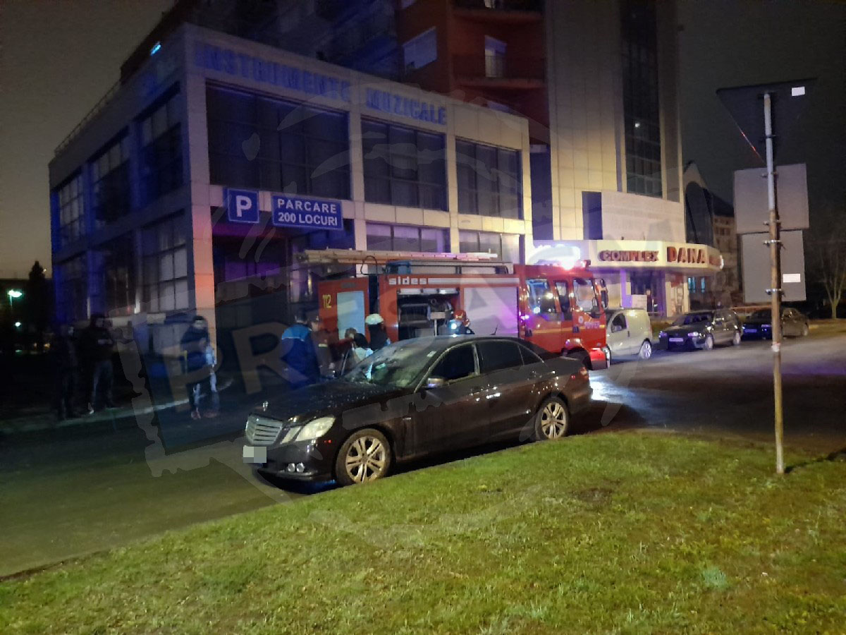 FOTOGALERIE. Incendiu la un autoturism, în Micro 17. Mobilizare a pompierilor