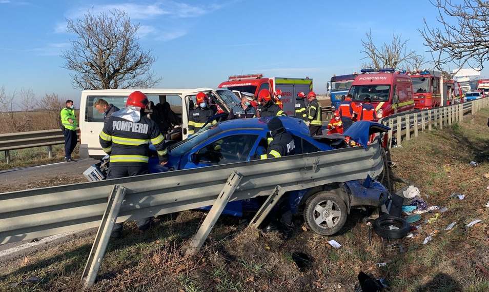 FOTOGALERIE. Accident grav în județul vecin. Șapte victime, un copilaș este resuscitat