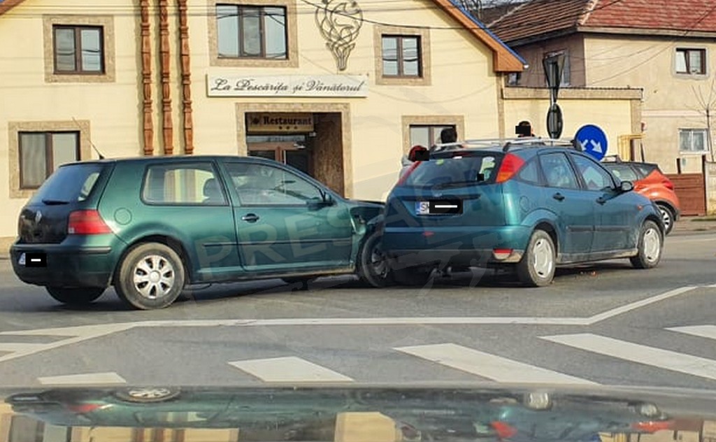 FOTO. Accident în Satu Mare. Greu în sensul giratoriu pentru unii șoferi