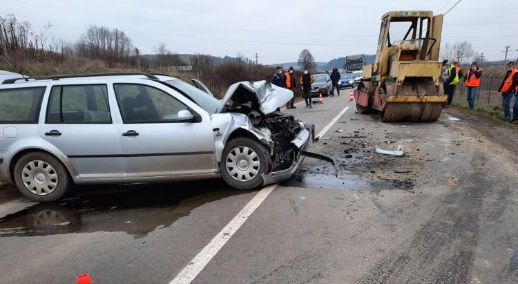 Un sătmărean a intrat cu mașina într-un utilaj. A forțat intrarea pe un ”drum în lucru”