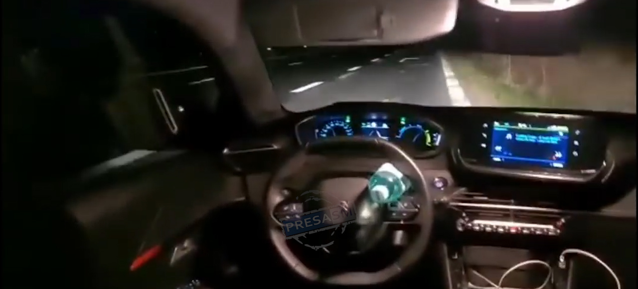 VIDEO. A făcut live pe Facebook să impresioneze, dar s-a făcut de râs! Mașina a ajuns în șanț