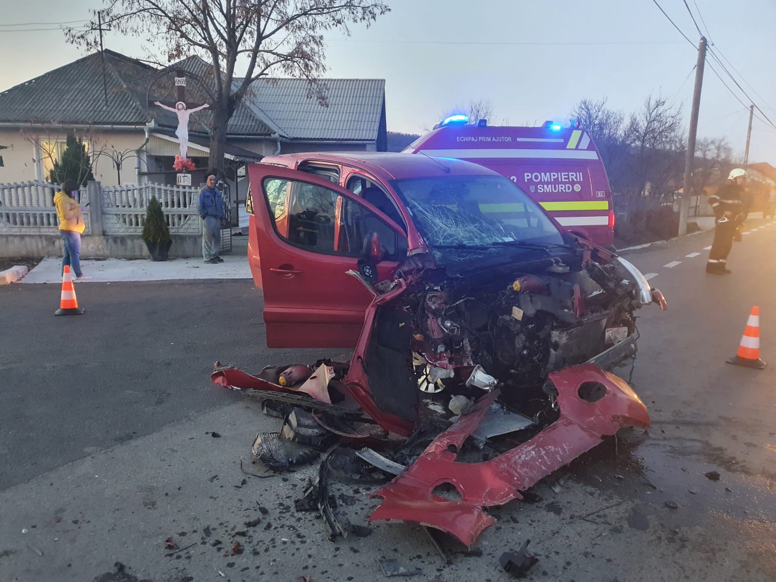 FOTOGALERIE. Accident la limita județului Satu Mare. Pasagerii au scăpat la limită