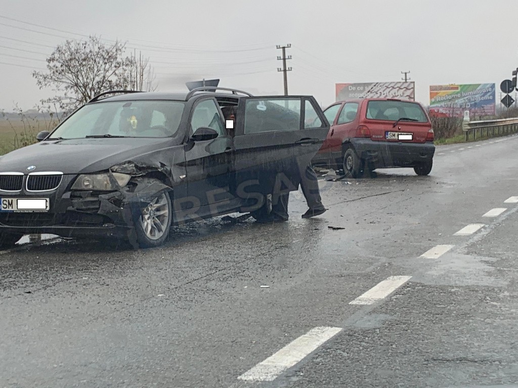 FOTO. Accident în lanț, cu 3 mașini și un microbuz plin cu pasageri, în Satu Mare!
