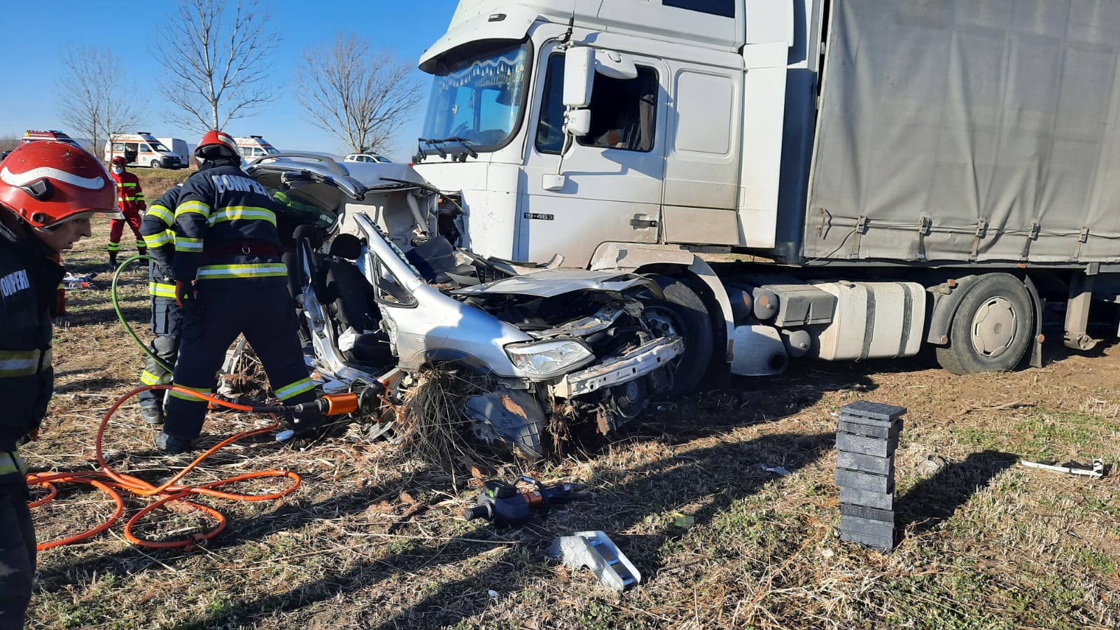 FOTO. Tragedie pe o șosea din țară. Doi copii și tatăl lor au murit după ce mașina lor a fost lovită de un TIR