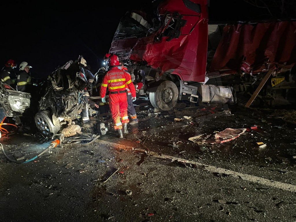 FOTOGALERIE. Accident cu 4 morți! Mașină strivită între două TIR-uri