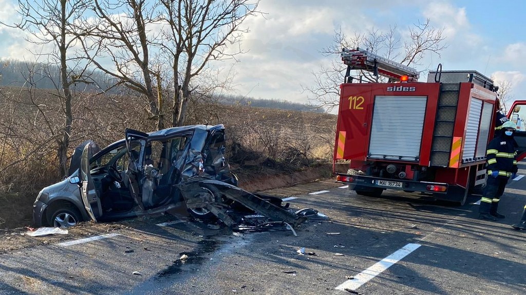 FOTOGALERIE. A murit o victimă din accidentul produs astăzi în județul Satu Mare