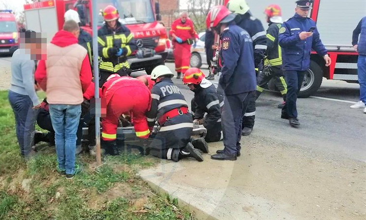 Accident mai puțin obișnuit în județ. Pieton lovit de o mașină, condusă în marșarier