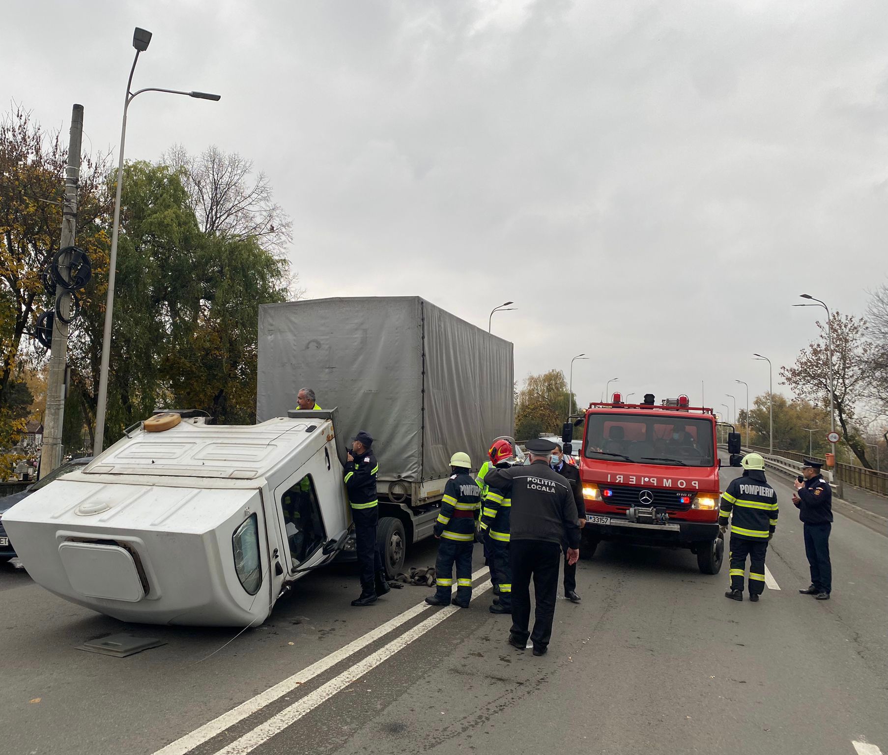 FOTOGALERIE. Incident rutier pe Podul Decebal. Camion rămas fără cabină