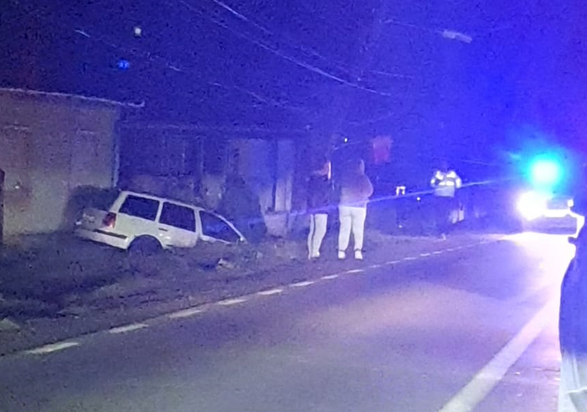 FOTO. Accident în Odoreu. O mașină a ajuns în șanț, lovind și o casă
