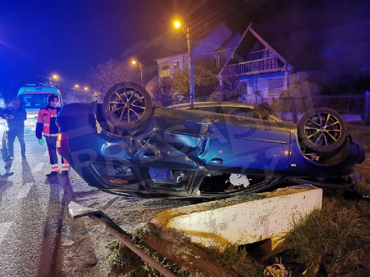 FOTOGALERIE. Mașină răsturnată în Ardud, oprită în alt autoturism. Șoferul a fugit