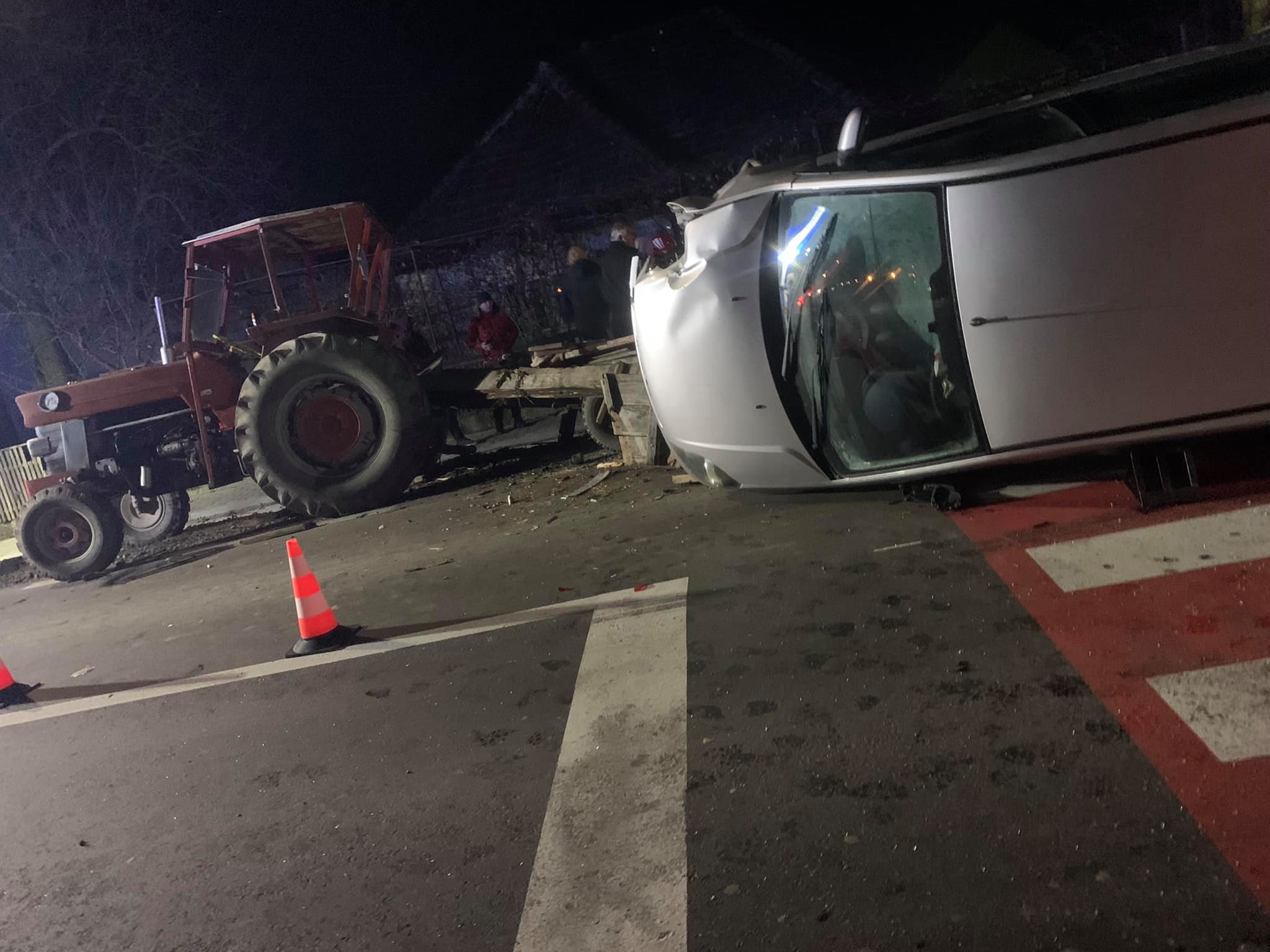 FOTO/VIDEO. Impact între un tractor și două mașini. Vehicul răsturnat și patru victime