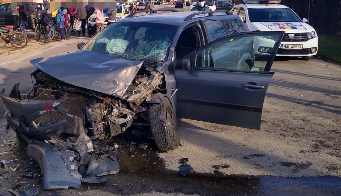 O femeie, cu o alcoolemie enormă, s-a urcat la volan și a făcut un accident în Satu Mare