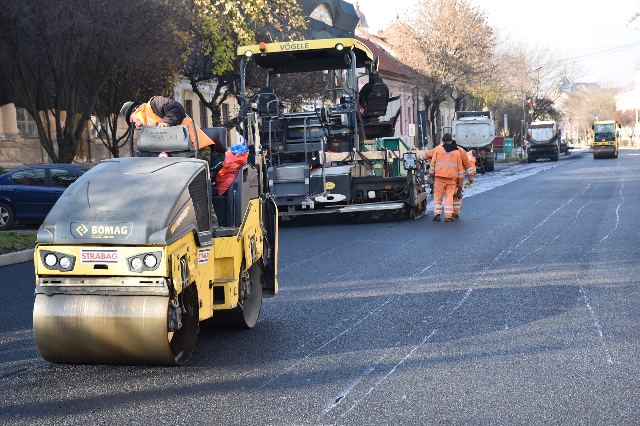FOTOGALERIE. Dacă se vrea, se poate! Asfaltare și duminica, în centrul municipiului Satu Mare