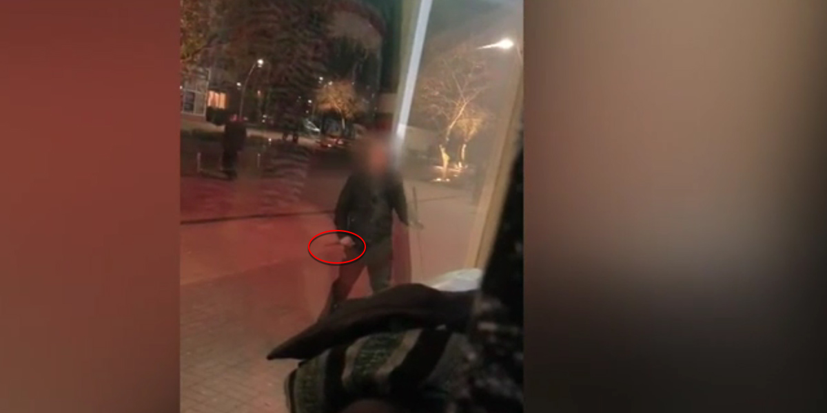 VIDEO. Patronul unei carmangerii din țară atacat cu cuțitul și pistolul. Victima s-a apărat cu un extinctor